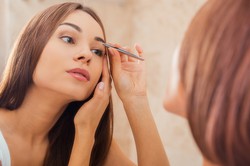 Proste triki i kosmetyki, dzięki którym będziesz mieć piękne brwi