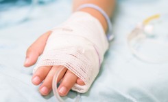 Lekarze wybudzili ze śpiączki chłopczyka, któremu matka podcięła gardło