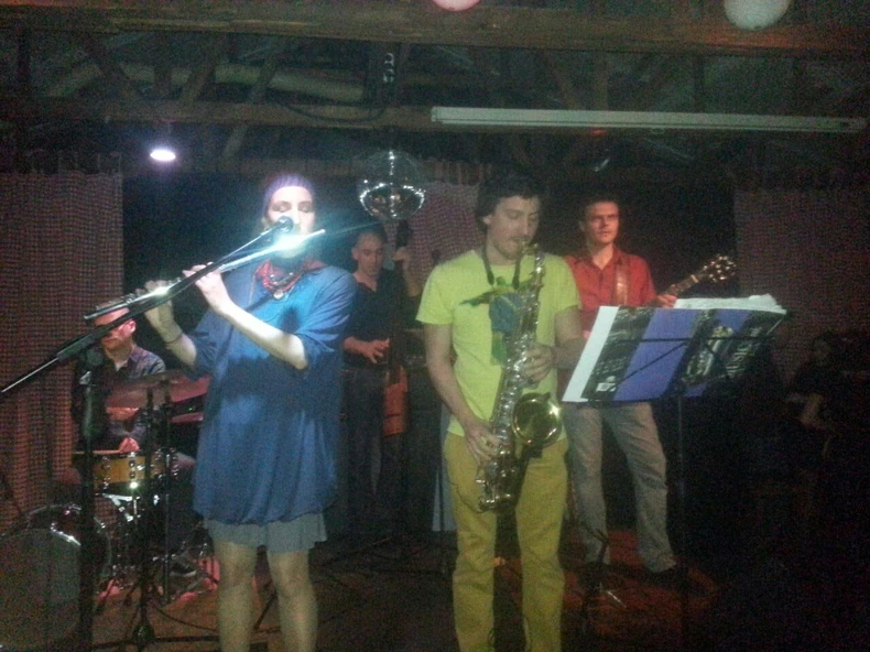 Grupa "Luz Azul" u svom punom sastavu pred publikom kluba "Peron"