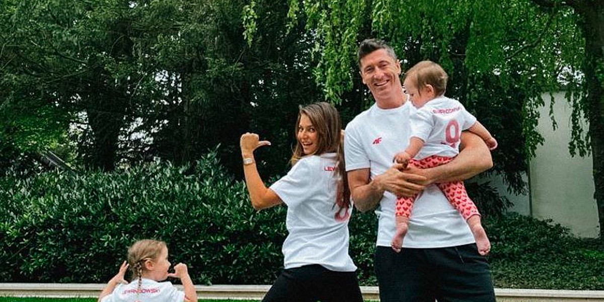 Anna i Robert Lewandowscy z córkami.