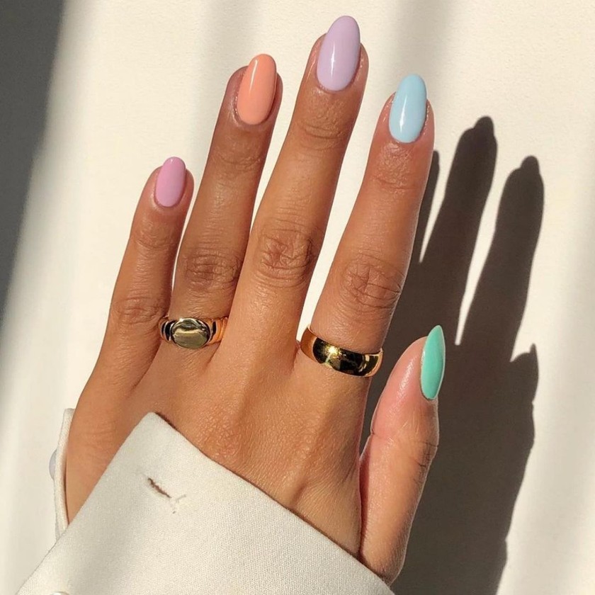 Sur Instagram, la manucure Iram Shelton dévoile ses ongles pastel.