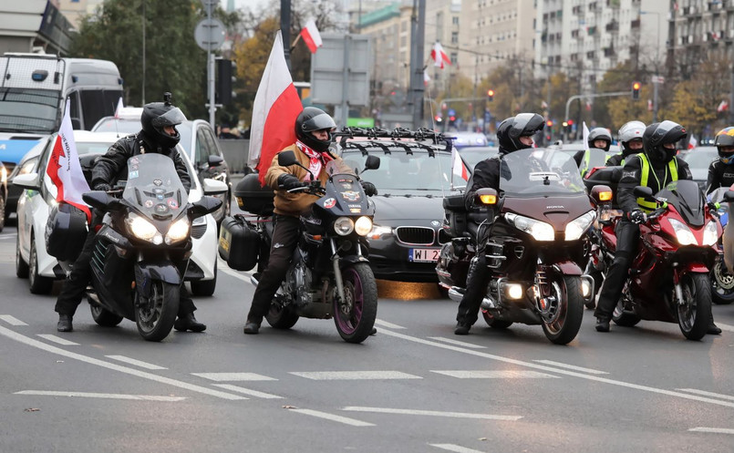 Na ulicach stolicy gromadziły się samochody i motocykle