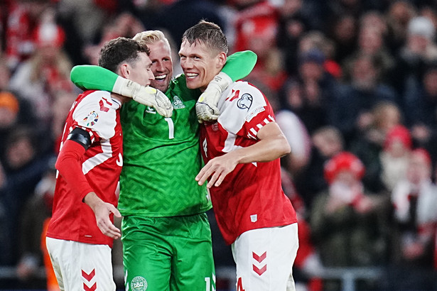 Andreas Christensen, Kasper Schmeichel i Jannik Vestergaard cieszą się z awansu reprezentacji Danii do Euro 2024