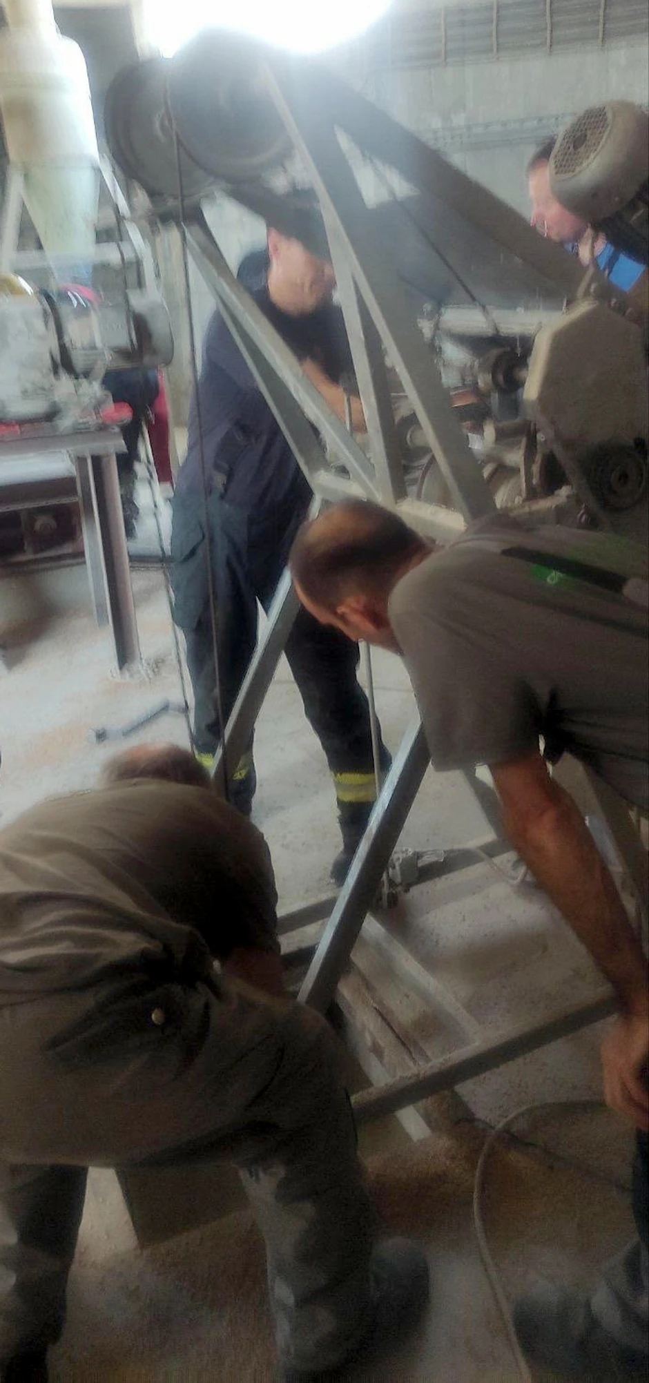 Izvlačenje muškarca iz silosa