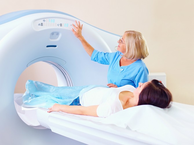 137586_stockphotomidadultmedicalstaffpreparingpatienttotomography226148563