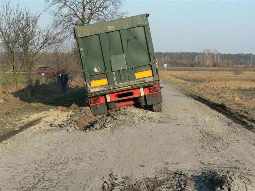 Ciężarówka rozwaliła drogę