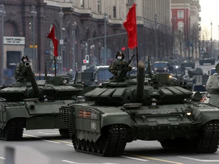 76. Gwardyjska Dywizja Desantowo-Szturmowa, którą Rosjanie częściowo trzymają w rezerwie, jest wyposażona m.in. w czołgi T-90 (na zdjęciu podczas parady w Moskwie w 2021 r.)