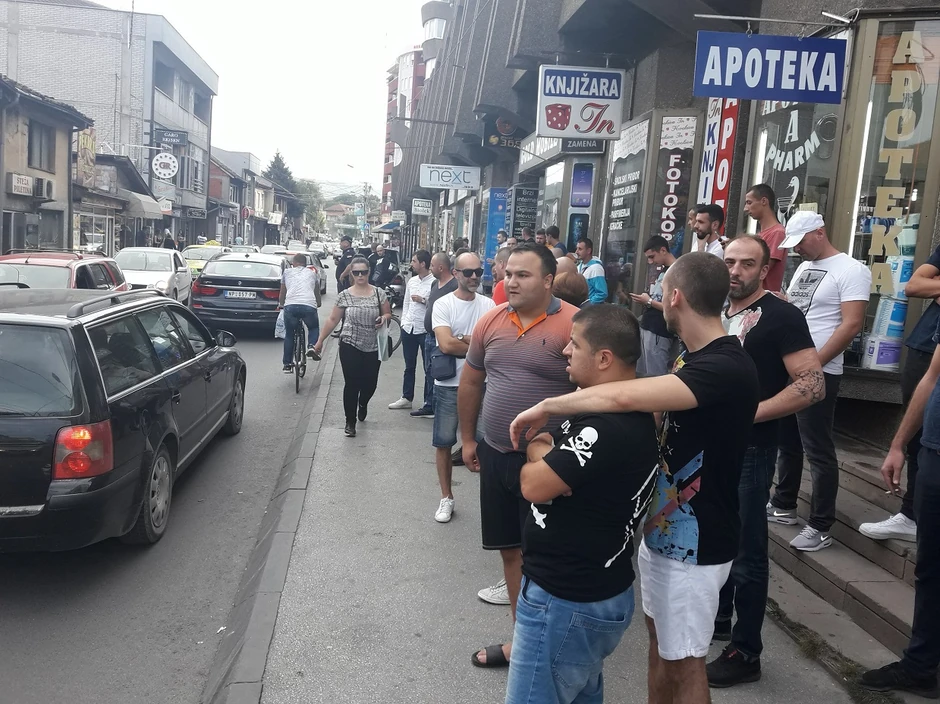 Meštani se okupili ispred pekare 