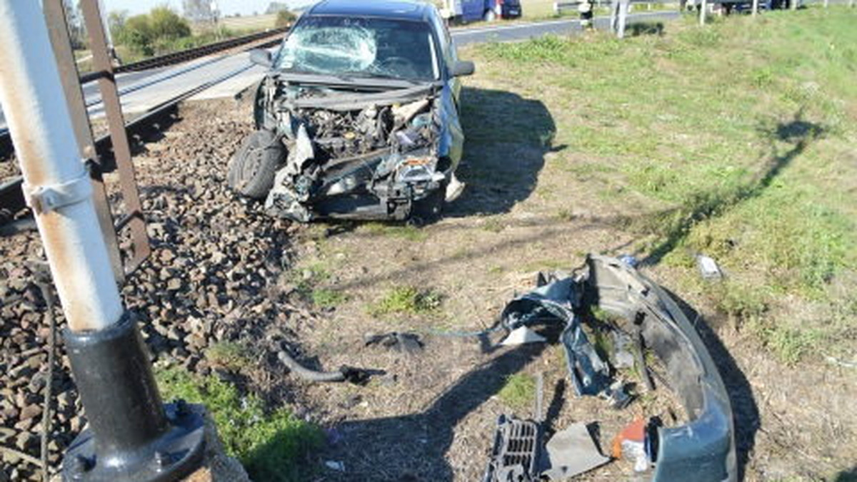 Groźny wypadek na przejeździe kolejowym w Kalinowie, pod Tomaszowem Mazowieckim. Przedwczoraj, krótko przed południem 74-latek w oplu astrze wjechał na torowisko i uderzył w jadący pociąg.