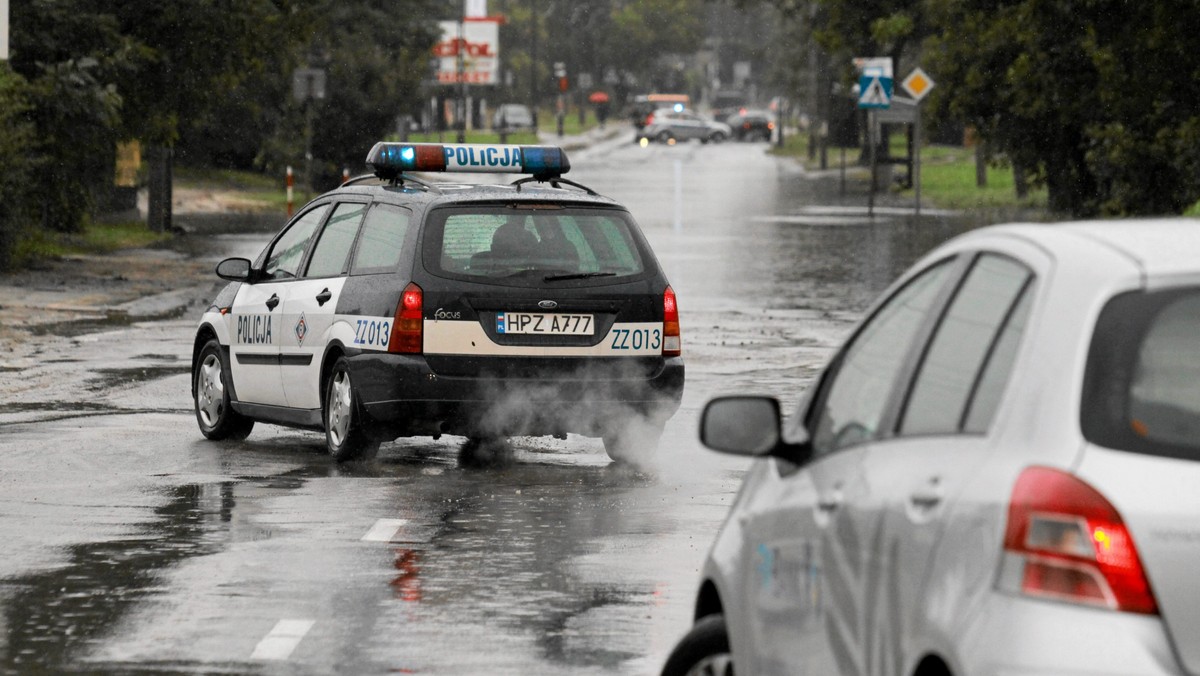 Krakowscy policjanci postrzelili wczoraj po południu w nogę awanturującego się mężczyznę. Ranny został odwieziony do szpitala. Policja wyjaśnia przyczyny zdarzenia - poinformowała Katarzyna Padło z zespołu prasowego małopolskiej policji.