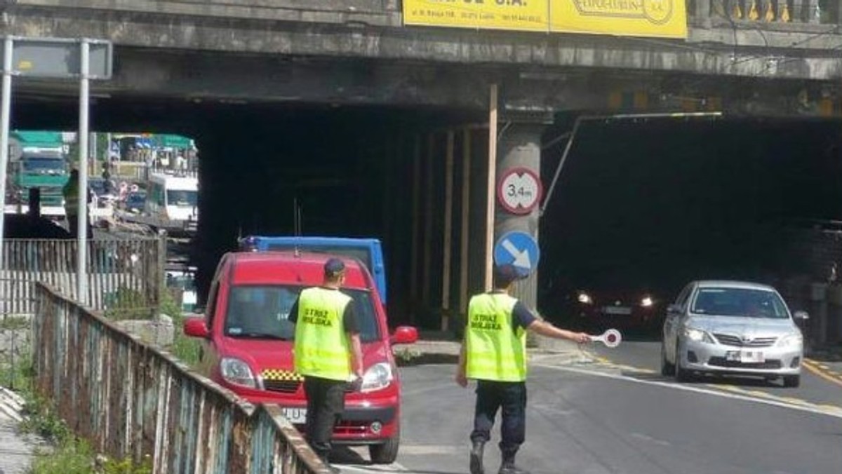 Pięć punktów karnych oraz 100 zł mandat dostało 27 kierowców, którzy przejechali w poniedziałek między godziną 8.30 a 10.30 pod wiaduktem na zamkniętym odcinku ul. Kunickiego - informuje Moje Miasto Lublin.