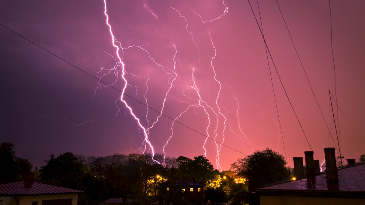 Gdzie jest burza? Czy dziś nad Polską będą burze? IMGW codziennie wydaje ostrzeżenia meteorologiczne związane z niebezpiecznymi zjawiskami pogodowymi. Sprawdź, gdzie można spodziewać się intensywnych opadów deszczu.