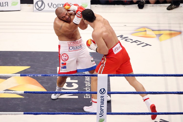 Władimir Kliczko posłał rywala na deski i obronił pas mistrza świata