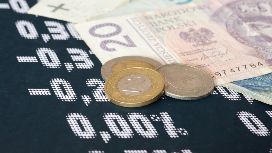 Wystarczył miesiąc, by złoty stracił ok. 10 proc. do dolara i franka i ok. 5 proc. do euro