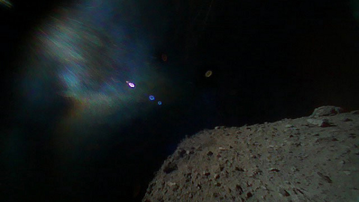 Łaziki z sondy Hayabusa2 wysłały zdjęcia z asteroidy