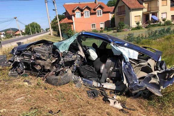 (FOTO, VIDEO) AUTO JE POTPUNO SMRSKAN, DELOVI SVUDA PO PUTU! Jezivi prizor oslikava SILINU UDARCA: U nesreći kod Trstenika poginula majka, dvoje dece povređeno