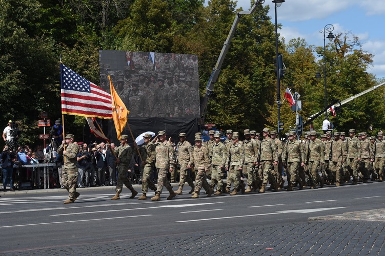 Z polskim wojskiem maszerują żołnierze pododdziałów przysłanych przez NATO dla wzmocnienia wschodniej flanki - m. in. Amerykanie, Kanadyjczycy, Brytyjczycy i Rumuni.