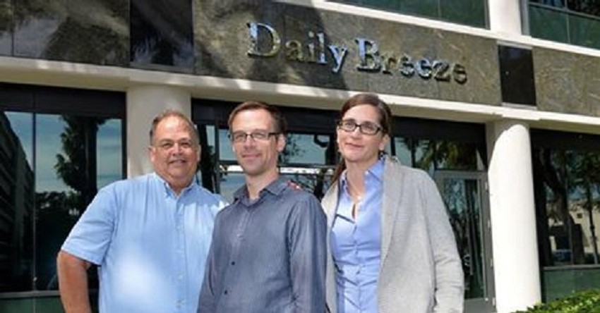 Rob Kuznija (C) sa kolegama ispred redakcije svog doskorašnjeg lista