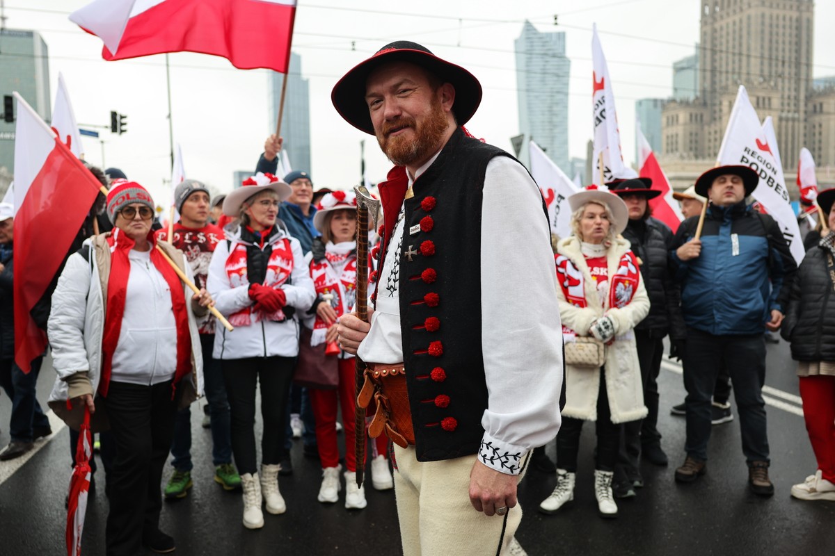 Warszawa, 11.11.2025. Obchody Narodowego Święta Niepodległości. Uczestnicy Marszu Niepodległości, 11 bm. w Warszawie. Marsz pod hasłem „Jeden Naród – silna Polska” przejdzie ulicami Warszawy na błonia Stadionu Narodowego. Trwają obchody Narodowego Święta Niepodległości. (aldg) PAP/Albert Zawada