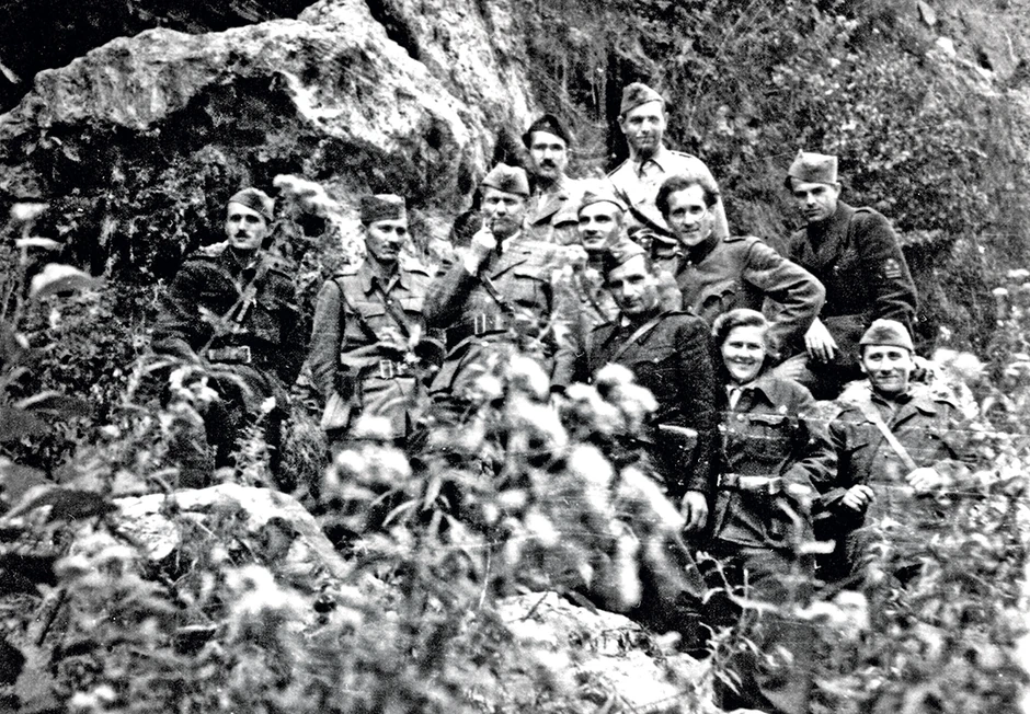 Sa partizanskim Vrhovnim štabom sa Titom na čelu, u Jajcu - kod vodopada na Plivi, 30. oktobra 1943.