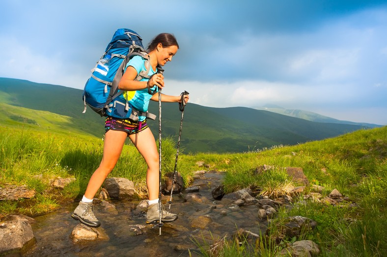 <b>Trekking</b>
<br></br>
Mieszkańcy dużych miast przyzwyczajeni do aut, metra, pociągów czasem dobrowolnie szukają dla siebie zupełnych dziczy i odludzi, żeby odpocząć w zupełnie innych warunkach. Dodajmy: trudnych warunkach. Trekking to coś pomiędzy wspinaczką a obozami pieszymi. Do tego typu obozów nadają się góry, bagna, tropiki, pustynie, obszary arktyczne – słowem: wszędzie tam, gdzie przemierzanie terenu wymaga trudu i sposobu.