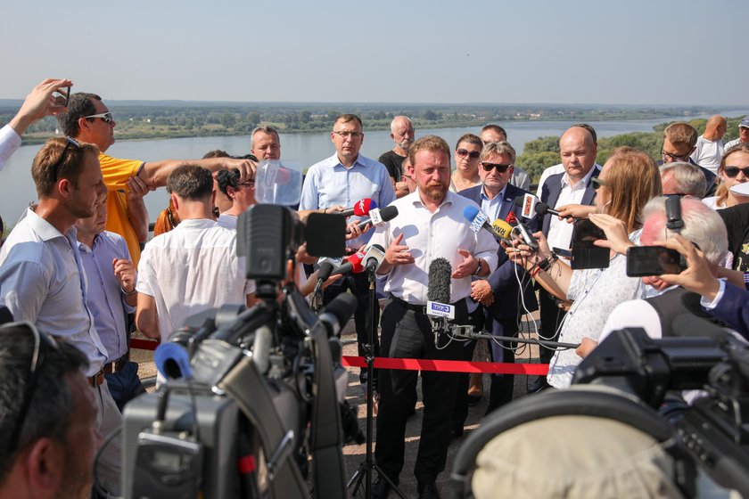 Premier reaguje na sytuację w Warszawie. Wojsko w gotowości!