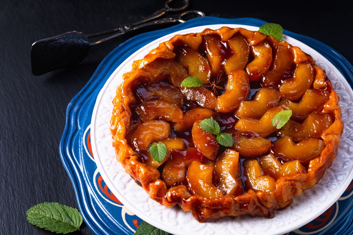 Tarta tatin - klasyczny deser francuski, który da się przygotować szybko.