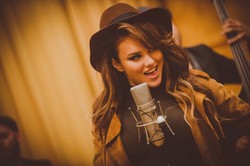 Ewa Farna zupełnie w̶INNA niż ją znacie [ZDJĘCIA]