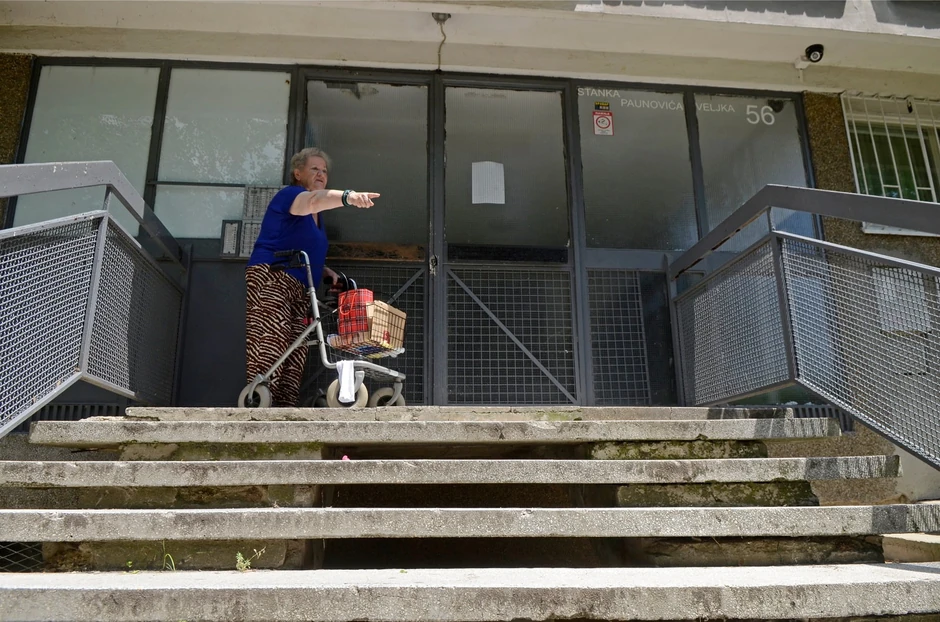 Malina Aleksić ispred zgrade dok nije bila postavljena rampa