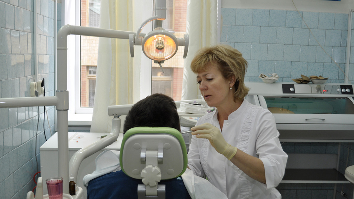 Niemal wszyscy adepci stomatologii oraz młodzi dentyści opowiadają się za zmniejszeniem limitu przyjęć na wydziale lekarsko-dentystycznym – wykazał sondaż "Trudne początki, czyli dentyści na progu kariery".