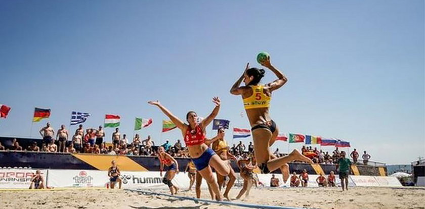 Piłkarki ukarane za założenie szortów zamiast bikini. Muszą zapłacić 1,5 tys. euro. Chodzi o sport czy o widoki dla kibiców? 