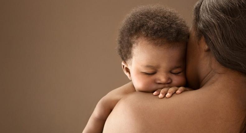 Maman africaine avec son bébé