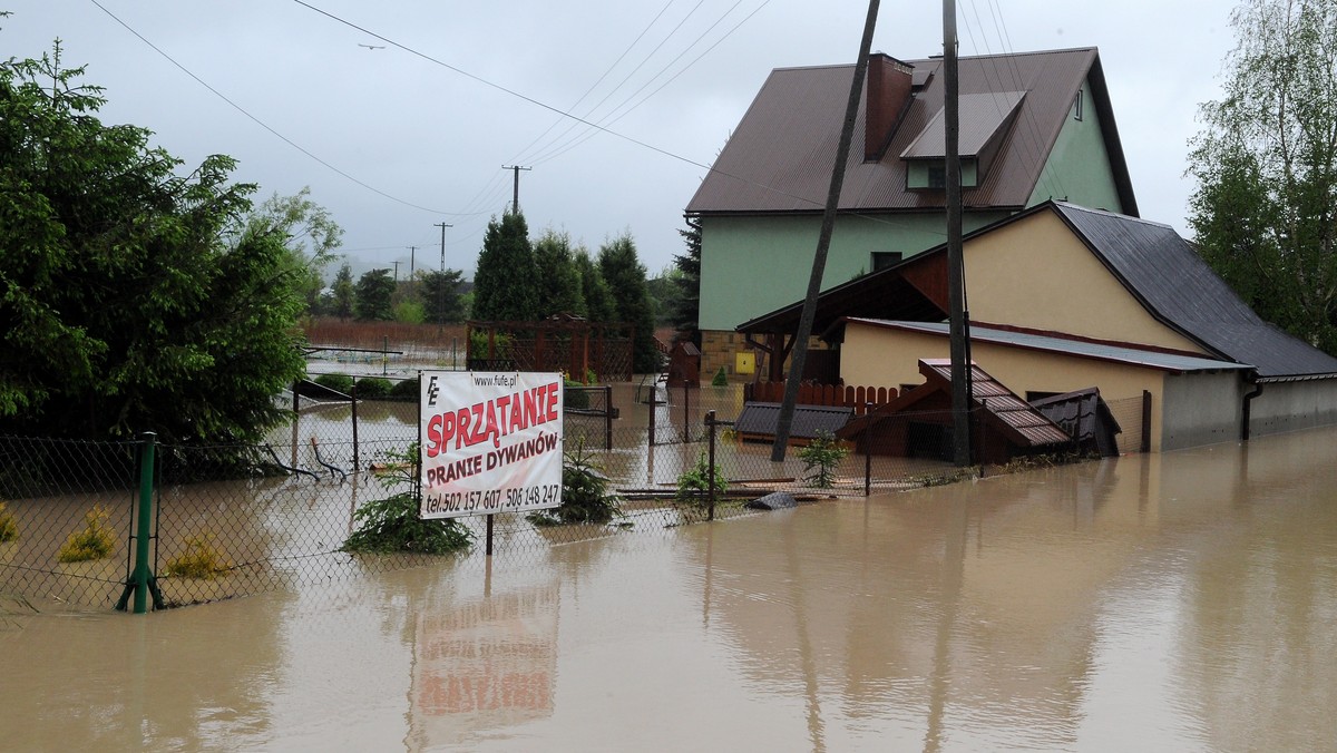 KURÓW MAŁOPOLSKA POGODA ULEWY ZALANIA (Zalane gospodarstwo)