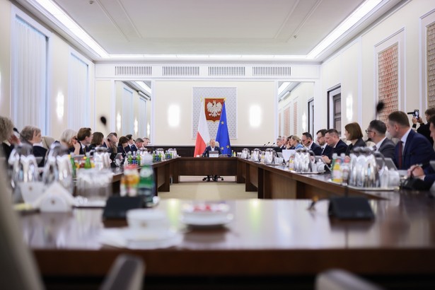Posiedzenie rządu w siedzibie KPRM w Warszawie, 20 bm. Rząd zajmie się m.in. kolejnym pakietem projektów deregulacyjnych.