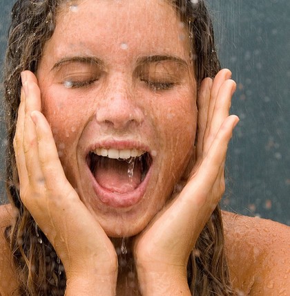 Duschen scheint kinderleicht zu sein. Dennoch können dabei Fehler gemacht werden, die Haut und Haar beeinträchtigen können.