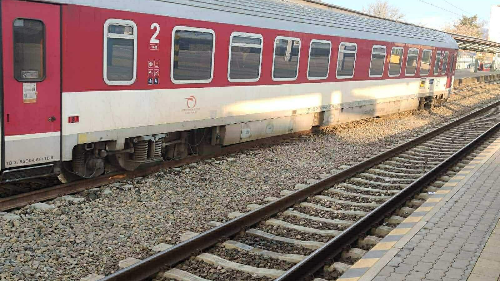 V Košiciach sa vykoľajil vlak.