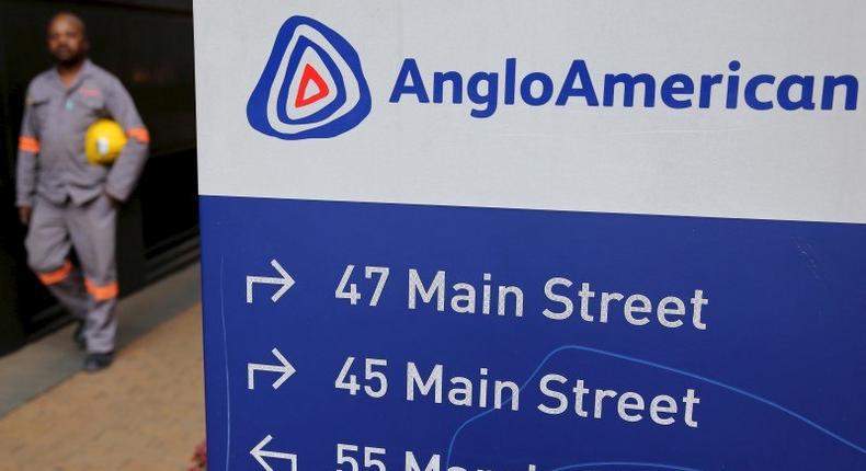 A worker walks past a board outside Anglo American offices in Johannesburg, August 21, 2015.   REUTERS/Siphiwe Sibeko