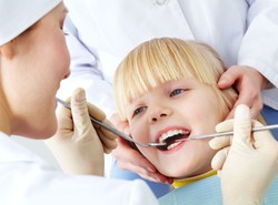 Jak oswoić dziecko z dentystą? Zrób z tego przyjemny obowiązek!