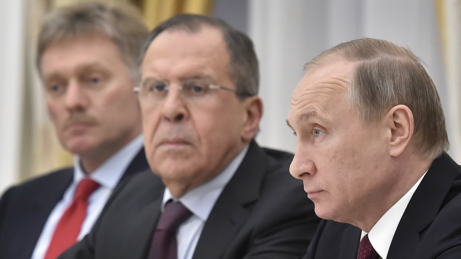 Od lewej: Dmitrij Pieskow, Siergiej Ławrow i Władimir Putin
