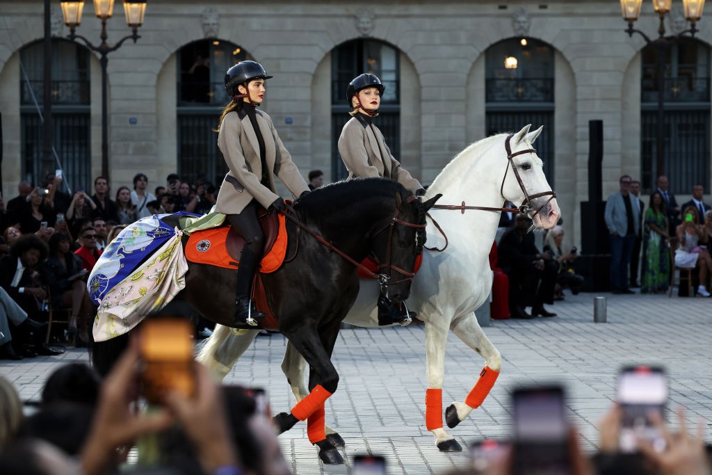 Gigi Hadid és Kendall Jenner Hermés sálakkal felcicomázott lovakon léptetett a híres párizsi téren