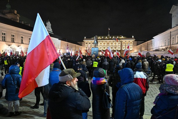 Uczestnicy protestu przed Pałacem Prezydenckim w Warszawie