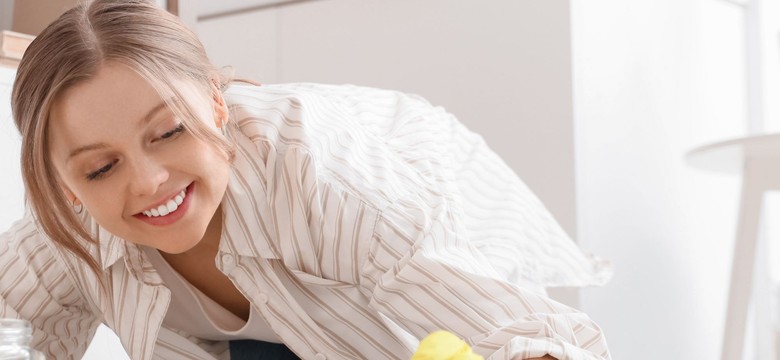 Mieszam dwie łyżki, trochę płynu i wcieram w dywan. Ten trik usuwa plamy i brzydkie zapachy w kilka minut