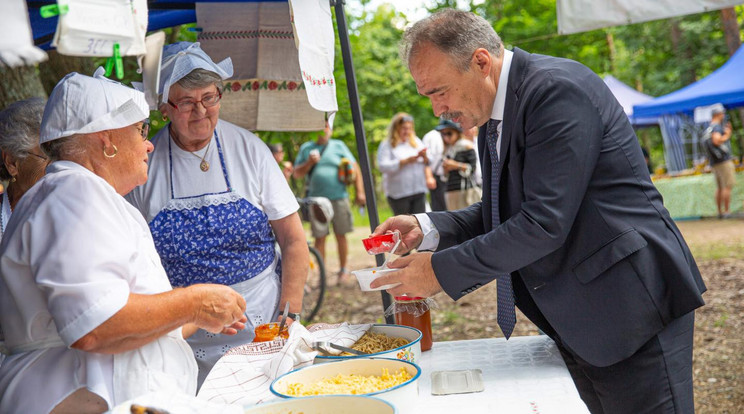 Újra adományozott az agrárminiszter, Dr. Nagy István ott segít, ahol tud. 