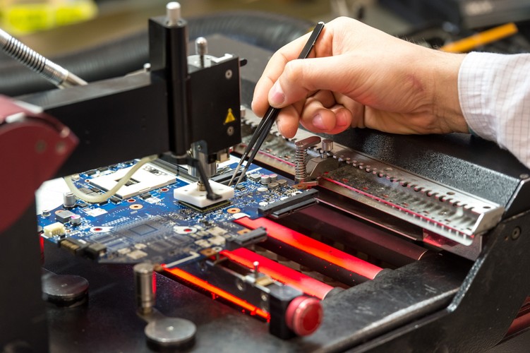 Do naprawy sprzętu używane są wyłącznie oryginalne części.

<br><br>fot. (ukit) PAP/Maciej Kulczyński