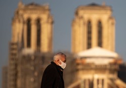 Szef paryskich szpitali ostrzega: Czeka nas szósta fala epidemii