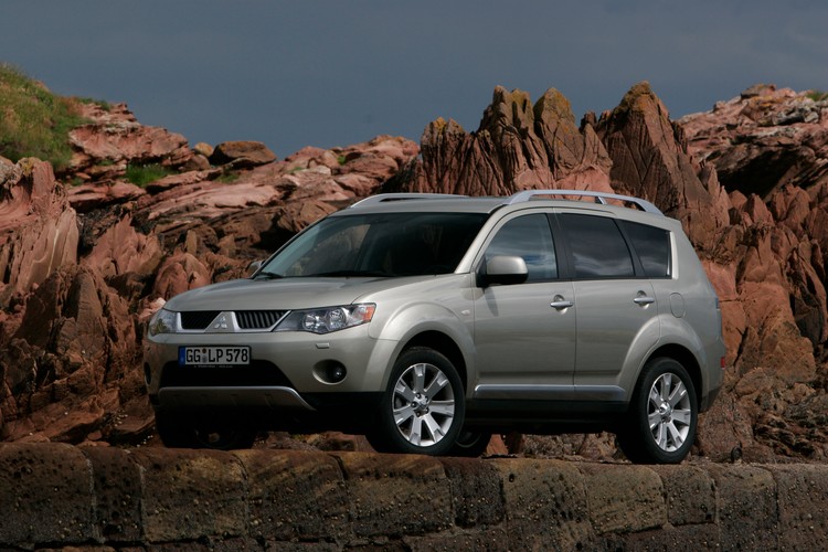 Nadjeżdża nowy outlander z nowymi silnikami i ...