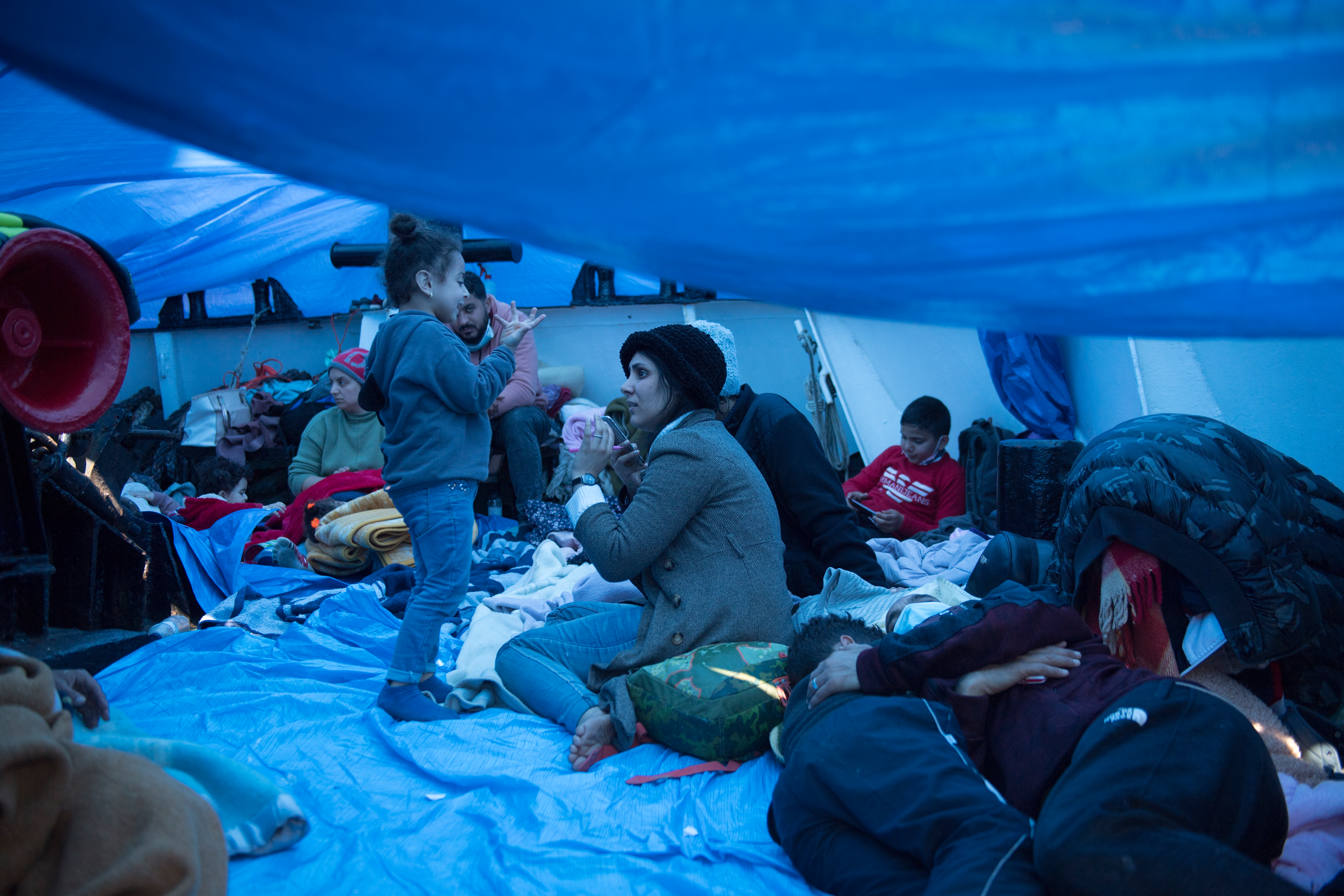 Tre neonati tra 50 persone rischiano di annegare nel Mediterraneo