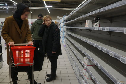 Rosjanie rzucili się po mąkę, makarony, cukier. Prezes banku centralnego potwierdza