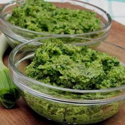 Újhagymás pesto