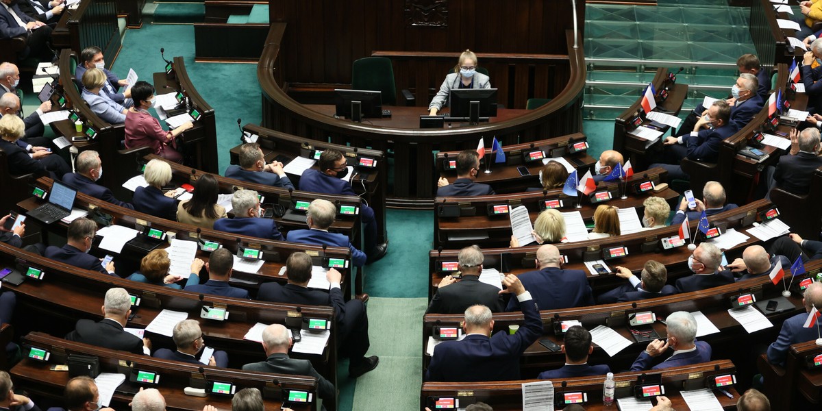 Nowelizacja ma wyeliminować nadużycia i uszczelnić system zwolnień od podatku od nieruchomości w sytuacji wykorzystywania gruntów kolejowych do prowadzenia działalności w obszarze niezwiązanym z kolejnictwem.